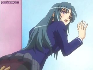 Anime muda perempuan dalam pakaian seragam mendapat disapu