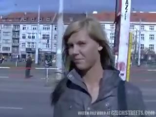 צ'כית ברחובות ilona לוקח מזומנים ל ציבורי סקס סרט