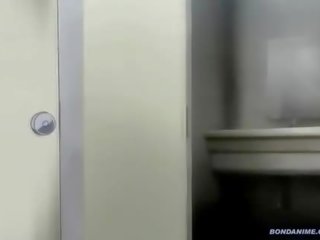 Un joven mujer scout golpes peter en la público lavabo