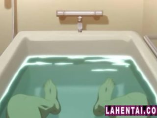 Dua animasi pornografi gadis bergabung pemuda di mandi